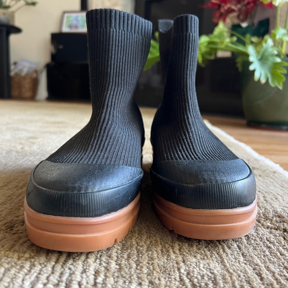 EUC Everlane’s The Utility Boot in ReKnit® in black